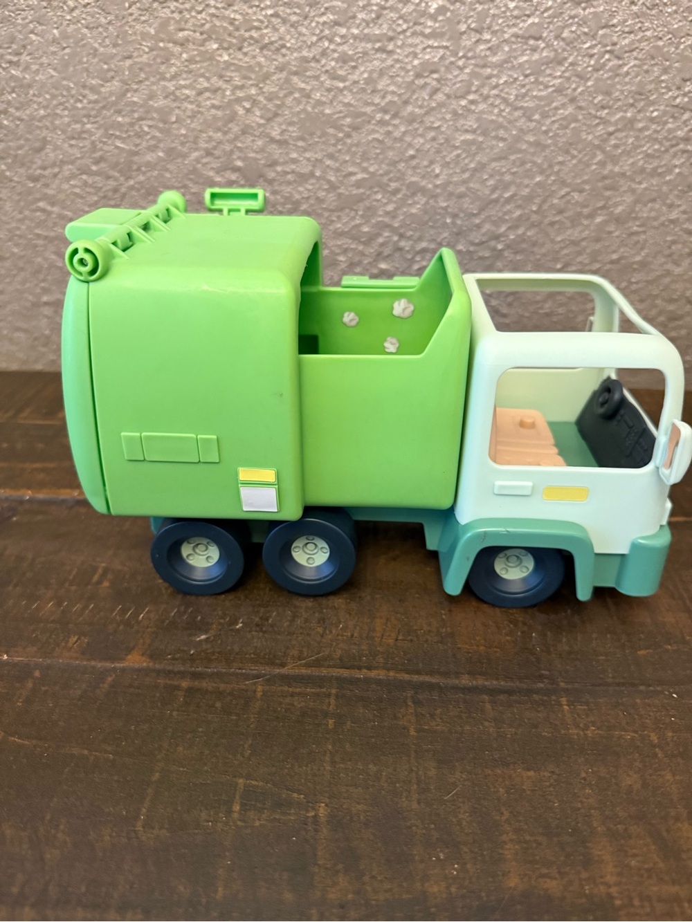 Bluey & The Bin Man Garbage Truck and accessories - Picture 11 of 15